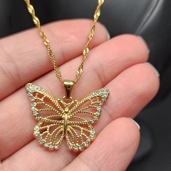 Elegant Gold Butterfly Pendant Necklace - Picture 3 of 6
